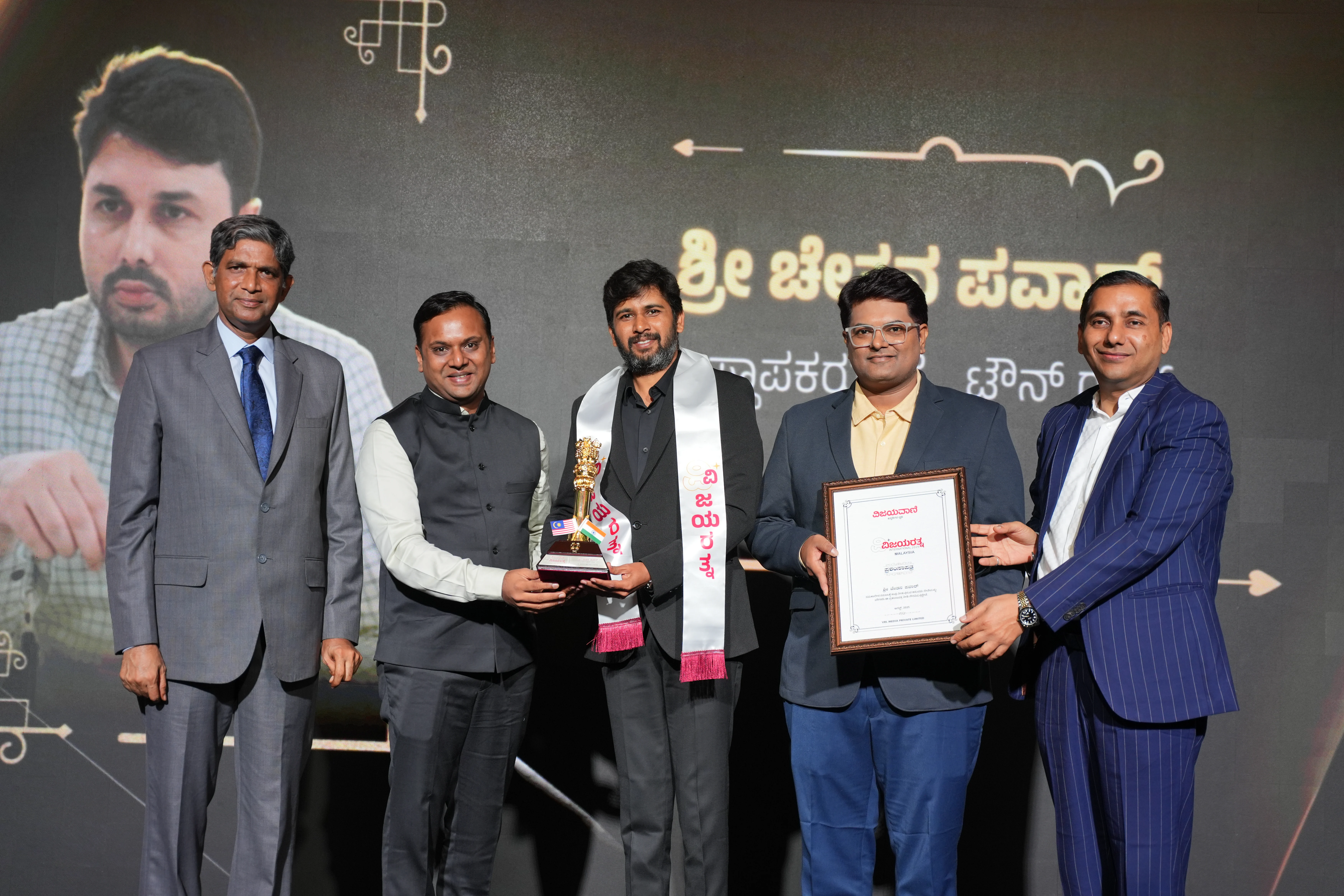 SKYTOWN GROUP receiving the Vijayratna International Award